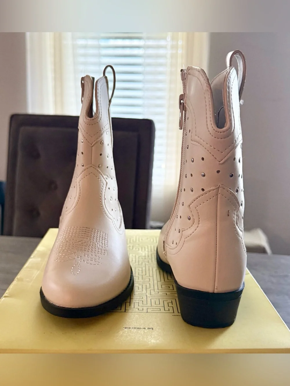 art class Trendy Off-White Girls Western Studded Pull-On Boots | Sz. 1✨NWB